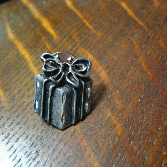 🎁 Wrapped Present Vintage Lapel Pin - Picture 1 of 4